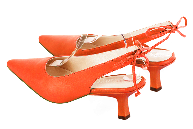 Chaussure femme à brides :  couleur orange clémentine. Bout pointu. Talon mi-haut bobine. Vue arrière - Florence KOOIJMAN