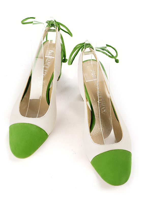 Chaussure femme à brides :  couleur vert anis et blanc cassé. Bout rond. Talon mi-haut bottier. Vue du dessus - Florence KOOIJMAN
