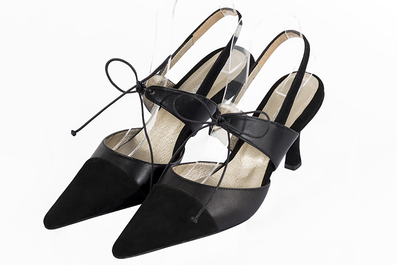 Chaussure femme à brides : Chaussure arrière ouvert avec une bride sur le cou-de-pied couleur noir mat. Bout pointu. Talon haut fin Vue avant - Florence KOOIJMAN