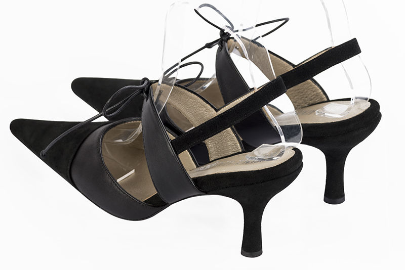 Chaussure femme à brides : Chaussure arrière ouvert avec une bride sur le cou-de-pied couleur noir mat. Bout pointu. Talon haut fin. Vue arrière - Florence KOOIJMAN