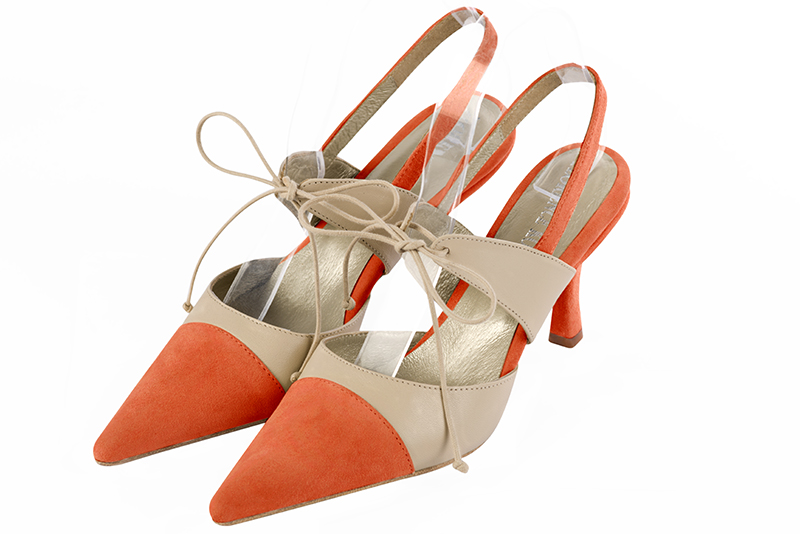 Chaussure femme à brides : Chaussure arrière ouvert avec une bride sur le cou-de-pied couleur orange clémentine et beige vanille. Bout pointu. Talon haut fin Vue avant - Florence KOOIJMAN