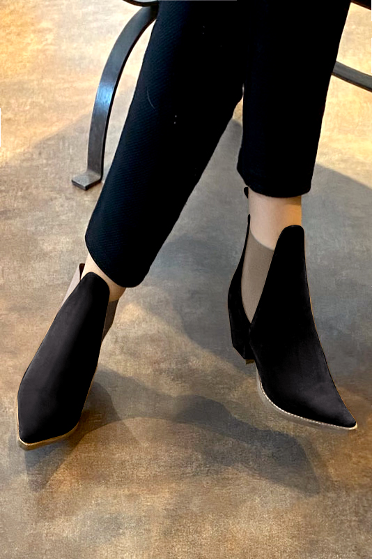 Boots femme : Boots élastiques sur les côtés couleur noir mat et marron taupe. Bout pointu. Talon mi-haut conique. Vue porté - Florence KOOIJMAN