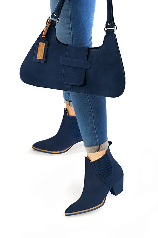 Boots femme : Boots élastiques sur les côtés couleur bleu marine. Bout effilé. Talon mi-haut conique. Vue porté - Florence KOOIJMAN
