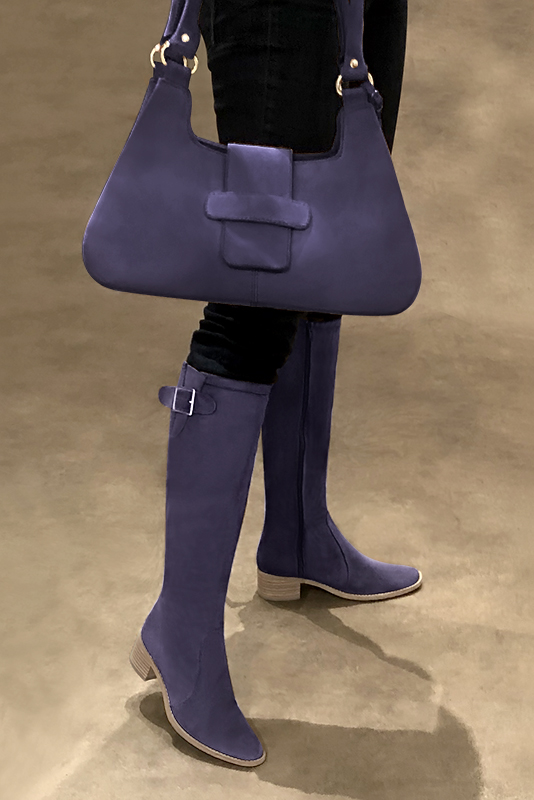 Botte femme : Bottes femme cavalières sur mesures couleur violet lavande. Bout rond. Semelle cuir petit talon. Vue porté - Florence KOOIJMAN