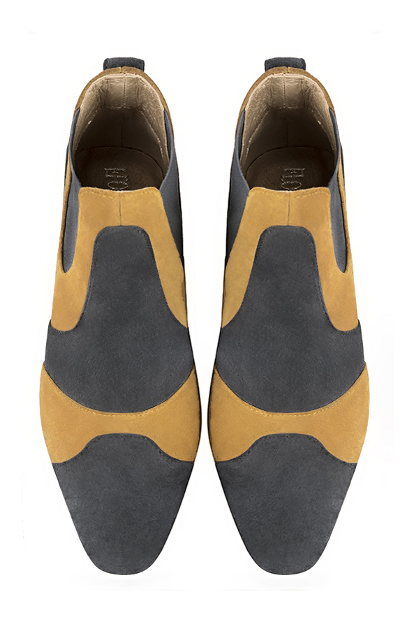 Boots femme : Boots bicolores élastiques sur les côtés couleur gris acier et jaune ocre. Bout rond. Petit talon évasé. Vue du dessus - Florence KOOIJMAN
