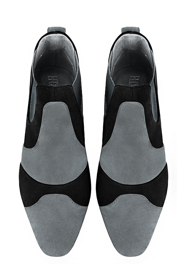 Boots femme : Boots bicolores élastiques sur les côtés couleur gris tourterelle et noir mat. Bout rond. Petit talon évasé. Vue du dessus - Florence KOOIJMAN