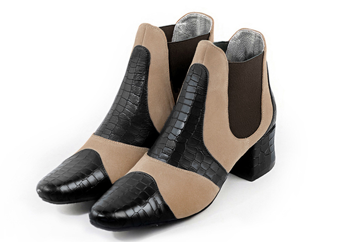 Boots femme : Boots bicolores élastiques sur les côtés couleur noir satiné, beige sahara et marron ébène. Bout rond. Petit talon évasé Vue avant - Florence KOOIJMAN