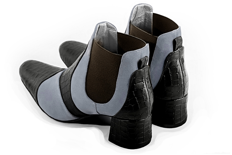Boots femme : Boots bicolores élastiques sur les côtés couleur noir satiné, gris souris et marron ébène. Bout rond. Petit talon évasé. Vue arrière - Florence KOOIJMAN