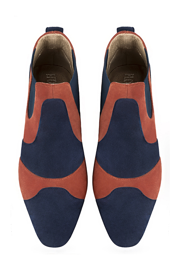 Boots femme : Boots bicolores élastiques sur les côtés couleur bleu marine et orange corail. Bout rond. Petit talon évasé. Vue du dessus - Florence KOOIJMAN