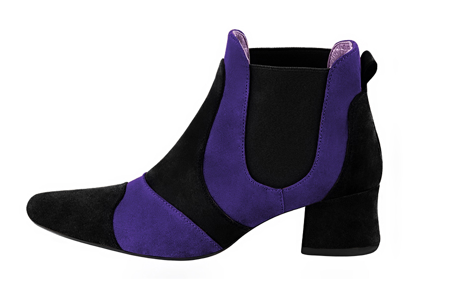 Boots femme : Boots bicolores élastiques sur les côtés couleur noir mat et violet outremer. Bout rond. Petit talon évasé. Vue de profil - Florence KOOIJMAN