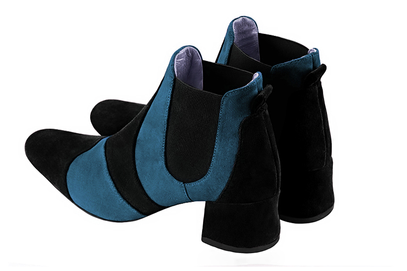 Boots femme : Boots bicolores élastiques sur les côtés couleur noir mat et bleu canard. Bout rond. Petit talon évasé. Vue arrière - Florence KOOIJMAN