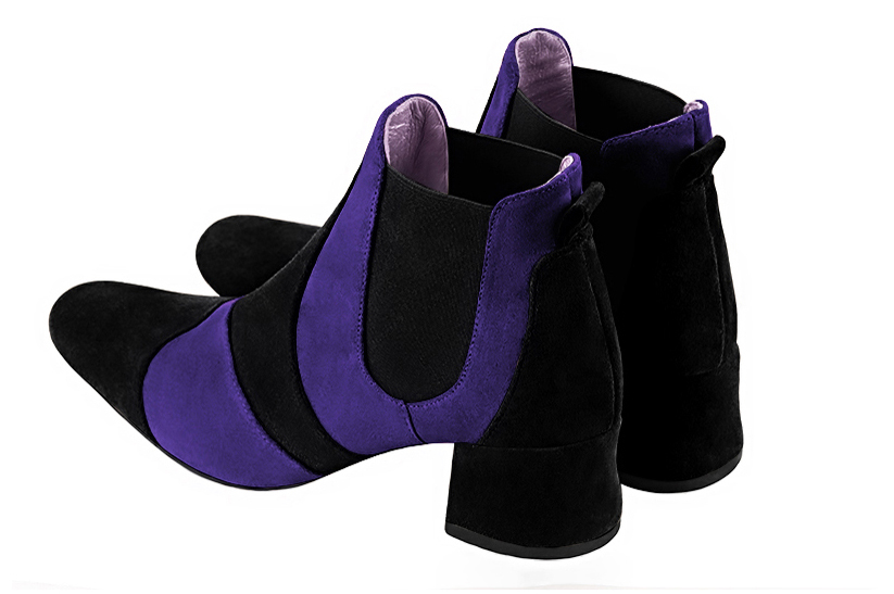 Boots femme : Boots bicolores élastiques sur les côtés couleur noir mat et violet outremer. Bout rond. Petit talon évasé. Vue arrière - Florence KOOIJMAN