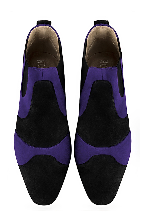 Boots femme : Boots bicolores élastiques sur les côtés couleur noir mat et violet outremer. Bout rond. Petit talon évasé. Vue du dessus - Florence KOOIJMAN
