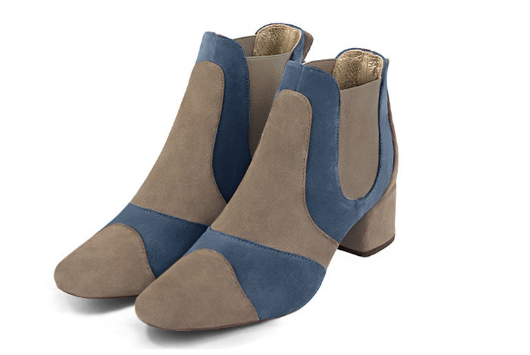 Boots femme : Boots bicolores élastiques sur les côtés couleur beige sahara et bleu denim. Bout rond. Petit talon évasé Vue avant - Florence KOOIJMAN