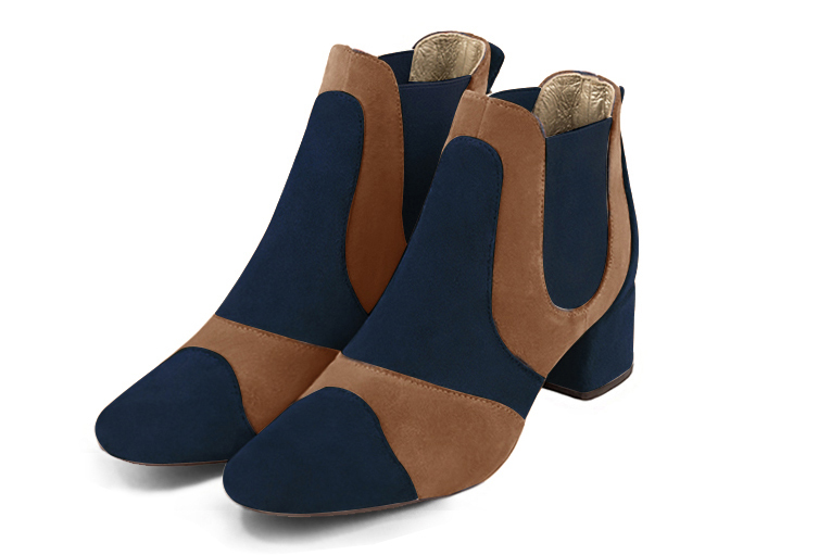 Boots femme : Boots bicolores élastiques sur les côtés couleur bleu marine et beige camel. Bout rond. Petit talon évasé Vue avant - Florence KOOIJMAN