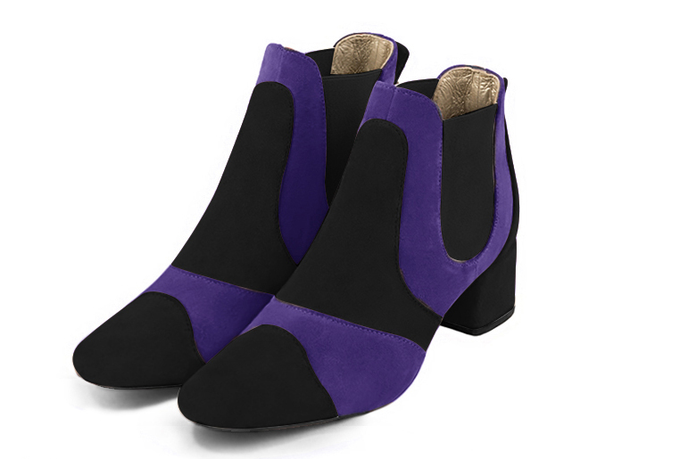 Boots femme : Boots bicolores élastiques sur les côtés couleur noir mat et violet outremer. Bout rond. Petit talon évasé Vue avant - Florence KOOIJMAN