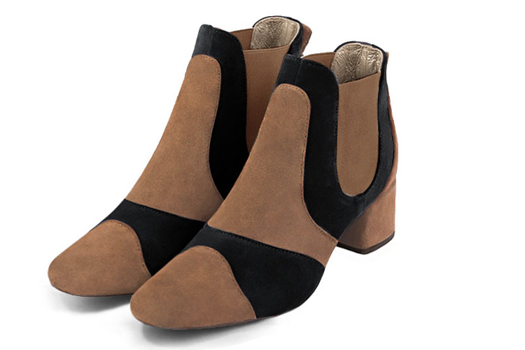 Boots femme : Boots bicolores élastiques sur les côtés couleur beige biscuit et noir mat. Bout rond. Petit talon évasé Vue avant - Florence KOOIJMAN