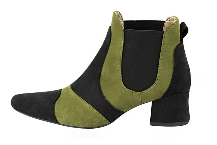 Boots femme : Boots bicolores élastiques sur les côtés couleur noir mat et vert pistache. Bout rond. Petit talon évasé. Vue de profil - Florence KOOIJMAN