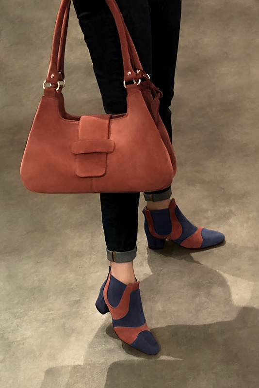 Boots femme : Boots bicolores élastiques sur les côtés couleur bleu marine et orange corail. Bout rond. Petit talon évasé. Vue porté - Florence KOOIJMAN