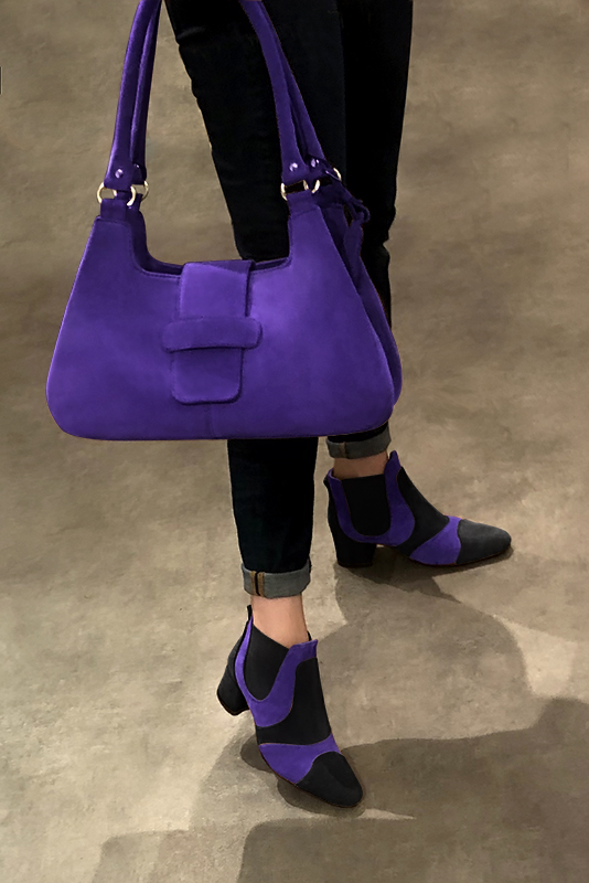 Boots femme : Boots bicolores élastiques sur les côtés couleur noir mat et violet outremer. Bout rond. Petit talon évasé. Vue porté - Florence KOOIJMAN
