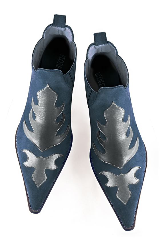 Boots femme : Boots bicolores élastiques sur les côtés couleur bleu canard et gris tourterelle. Bout pointu. Talon mi-haut conique. Vue du dessus - Florence KOOIJMAN