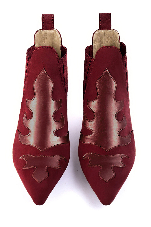 Boots femme : Boots bicolores élastiques sur les côtés couleur rouge bordeaux. Bout pointu. Talon mi-haut conique. Vue du dessus - Florence KOOIJMAN