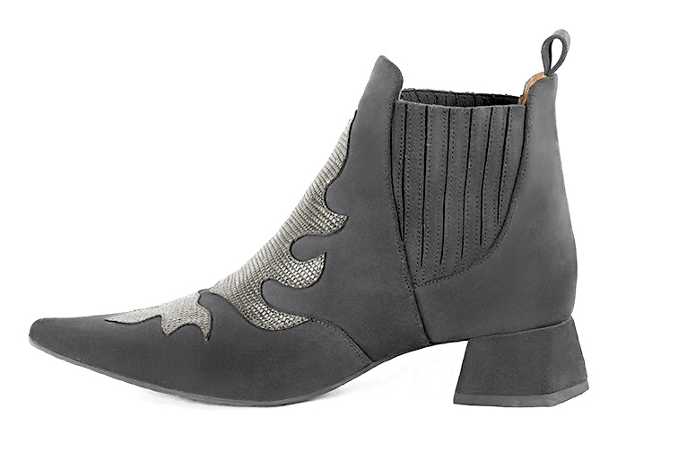 Boots femme : Boots bicolores élastiques sur les côtés couleur gris acier. Bout pointu. Petit talon évasé. Vue de profil - Florence KOOIJMAN