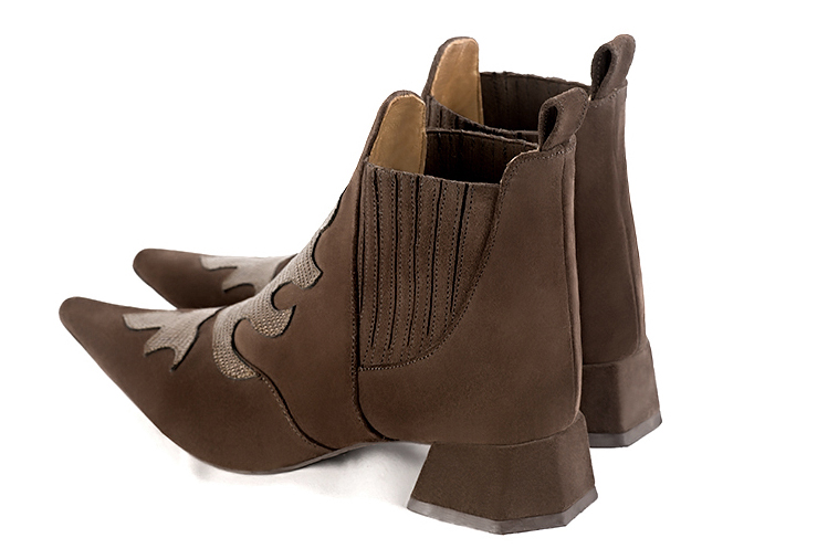 Boots femme : Boots bicolores élastiques sur les côtés couleur marron chocolat et beige mastic. Bout pointu. Petit talon évasé. Vue arrière - Florence KOOIJMAN