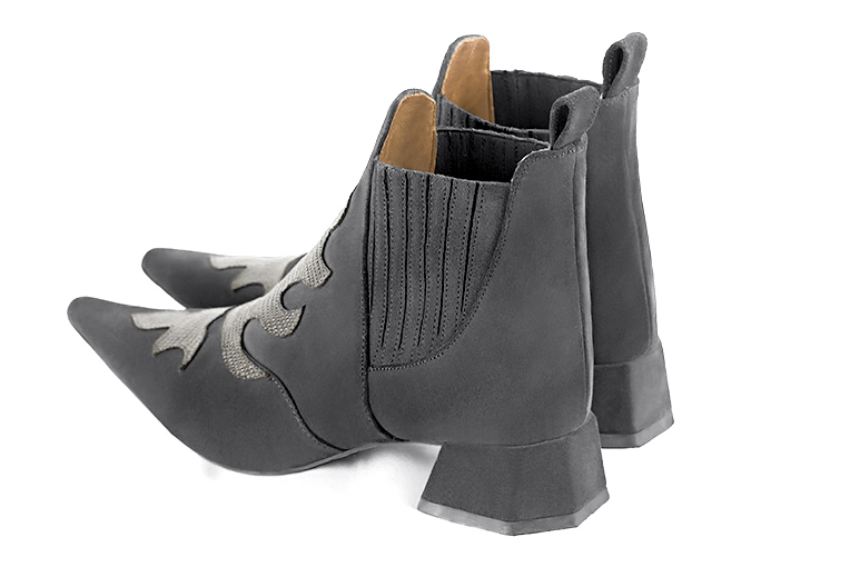 Boots femme : Boots bicolores élastiques sur les côtés couleur gris acier. Bout pointu. Petit talon évasé. Vue arrière - Florence KOOIJMAN