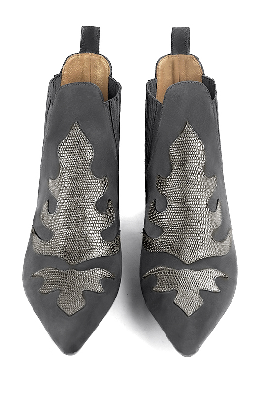 Boots femme : Boots bicolores élastiques sur les côtés couleur gris acier. Bout pointu. Petit talon évasé. Vue du dessus - Florence KOOIJMAN
