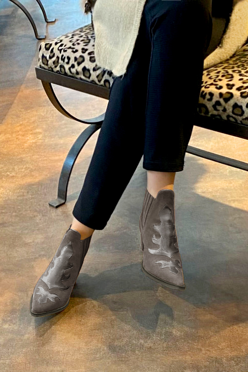 Boots femme : Boots bicolores élastiques sur les côtés couleur marron taupe. Bout pointu. Petit talon évasé. Vue porté - Florence KOOIJMAN