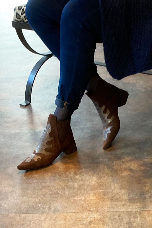 Boots femme : Boots bicolores élastiques sur les côtés couleur marron chocolat et beige mastic. Bout pointu. Petit talon évasé. Vue porté - Florence KOOIJMAN