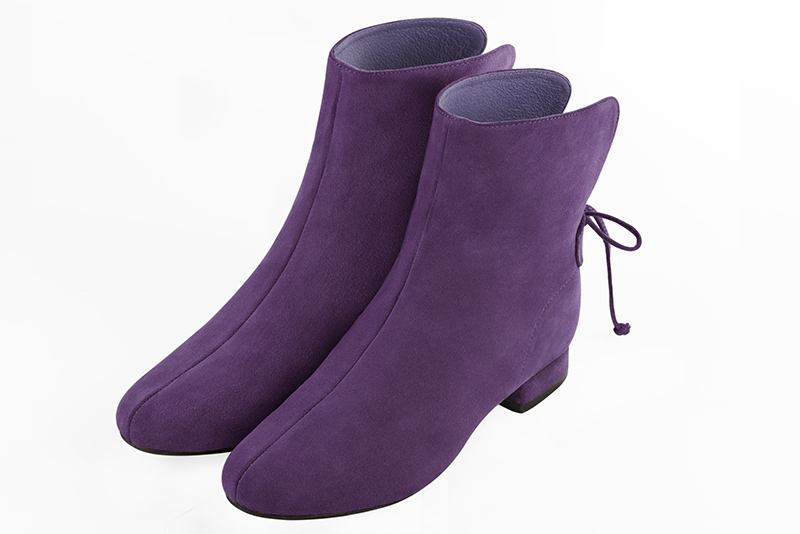 Boots femme : Bottines lacets à l'arrière couleur violet améthyste. Bout rond. Talon plat bottier Vue avant - Florence KOOIJMAN