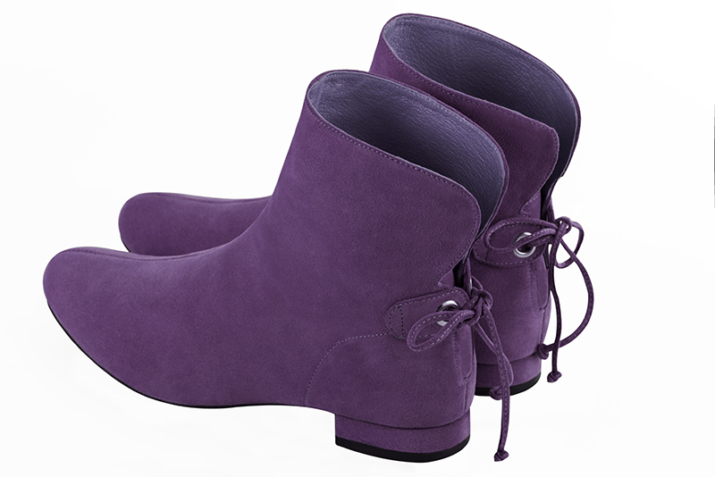 Boots femme : Bottines lacets à l'arrière couleur violet améthyste. Bout rond. Talon plat bottier. Vue arrière - Florence KOOIJMAN