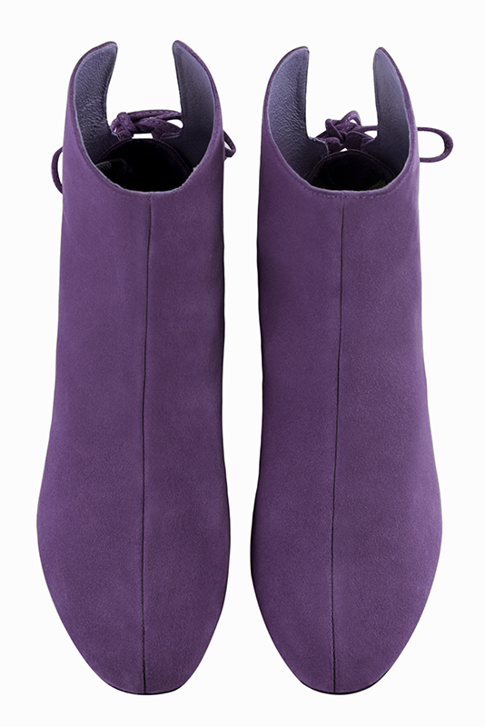 Boots femme : Bottines lacets à l'arrière couleur violet améthyste. Bout rond. Talon plat bottier. Vue du dessus - Florence KOOIJMAN