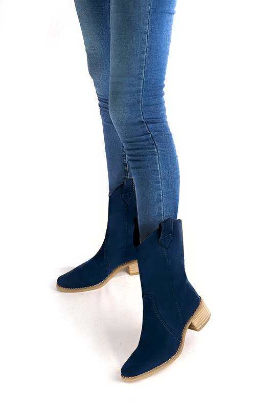 Boots femme : Boots fermeture éclair à l'intérieur couleur bleu marine. Bout rond. Semelle cuir petit talon. Vue porté - Florence KOOIJMAN
