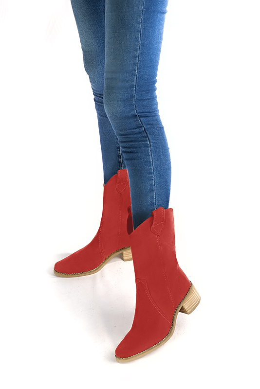 Boots femme : Boots fermeture éclair à l'intérieur couleur rouge coquelicot. Bout rond. Semelle cuir petit talon. Vue porté - Florence KOOIJMAN
