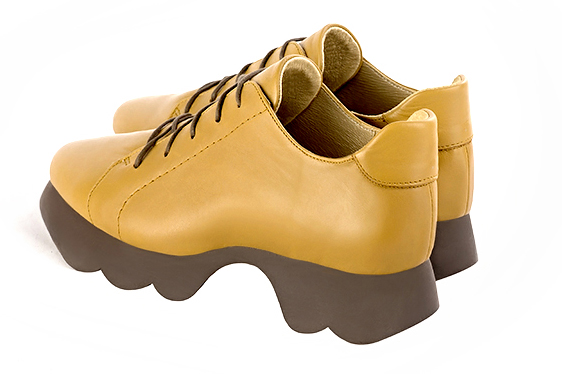 Chaussure femme à lacets : Derby sport couleur jaune ocre.. Vue arrière - Florence KOOIJMAN