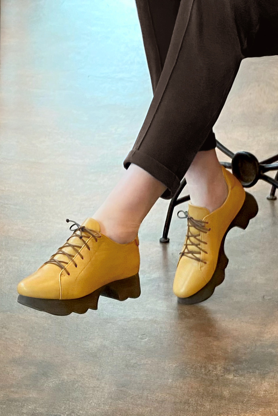 Chaussure femme à lacets : Derby sport couleur jaune ocre.. Vue porté - Florence KOOIJMAN