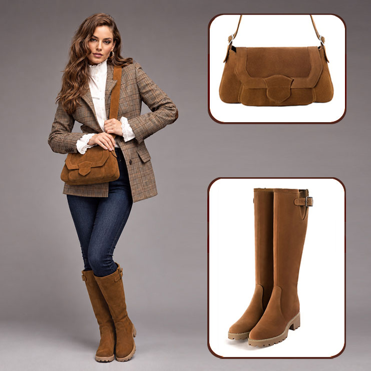 Bottes habillées femme sur mesure boucles côté et sac porté à l'épaule assortis à une tenue en cuir cognac