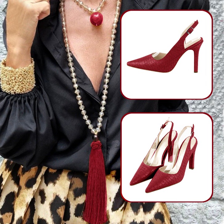 Escarpins habillés bride arrière et ceinture sur mesure assortis à une tenue rouge carmin