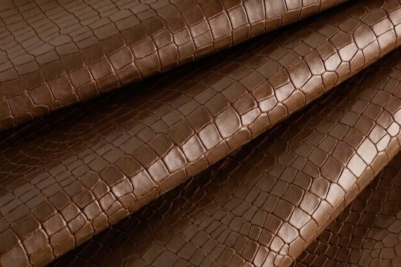 Cuir impression crocodile marron caramel pour escarpins, pochettes, baskets, bottines, bottes - Florence KOOIJMAN