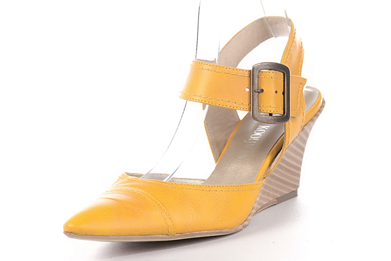 Chaussure femme à brides : Chaussure arrière ouvert avec une bride sur le cou-de-pied couleur jaune ocre. Bout effilé. Talon mi-haut compensé Vue avant - Florence KOOIJMAN
