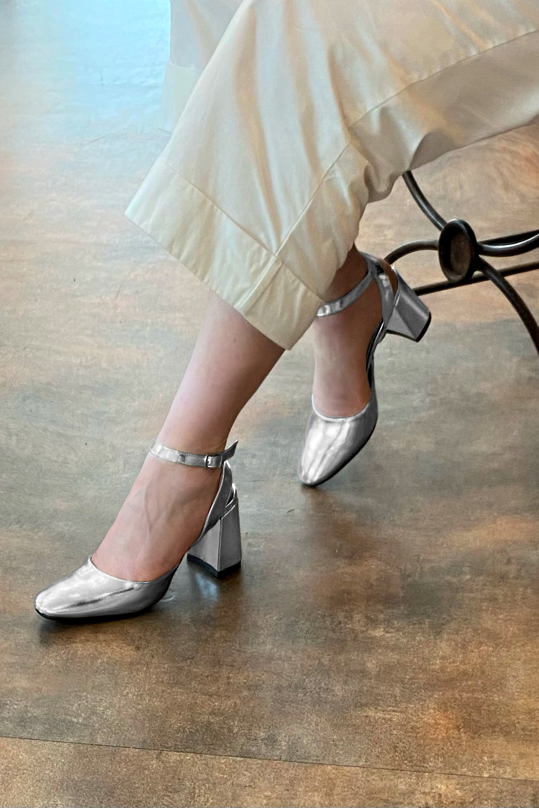 Chaussure femme à brides : Chaussure arrière ouvert avec une bride sur le cou-de-pied couleur argent platine. Bout rond. Talon haut évasé. Vue porté - Florence KOOIJMAN