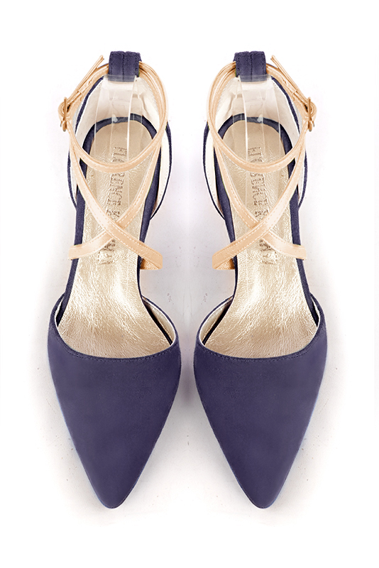 Escarpins habillés brides croisées côtés ajourés en cuir violet lavande et or à talon virgule de 6.5 cm et bout effilé - Vue du dessus