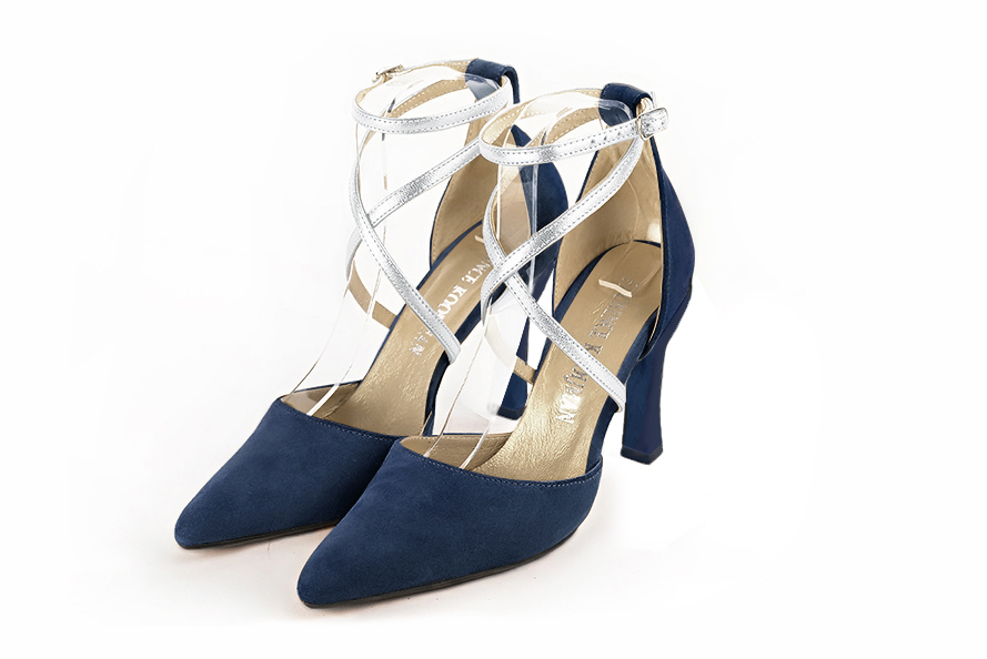 Escarpins habillés brides croisées côtés ajourés en cuir bleu marine et argent à talon bobine de 9.5 cm et bout effilé - Vue avant