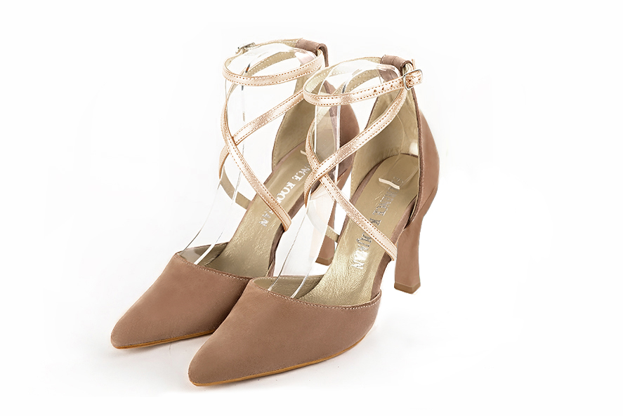 Escarpins habillés brides croisées côtés ajourés en cuir beige biscuit et or à talon bobine de 9.5 cm et bout effilé - Vue avant