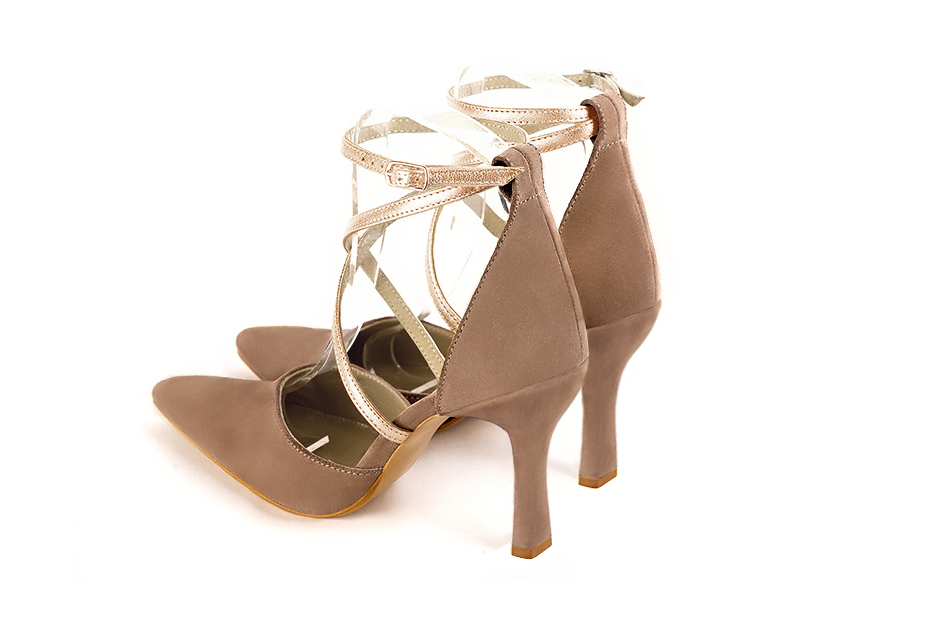Escarpins habillés brides croisées côtés ajourés en cuir beige biscuit et or à talon bobine de 9.5 cm et bout effilé - Vue arrière