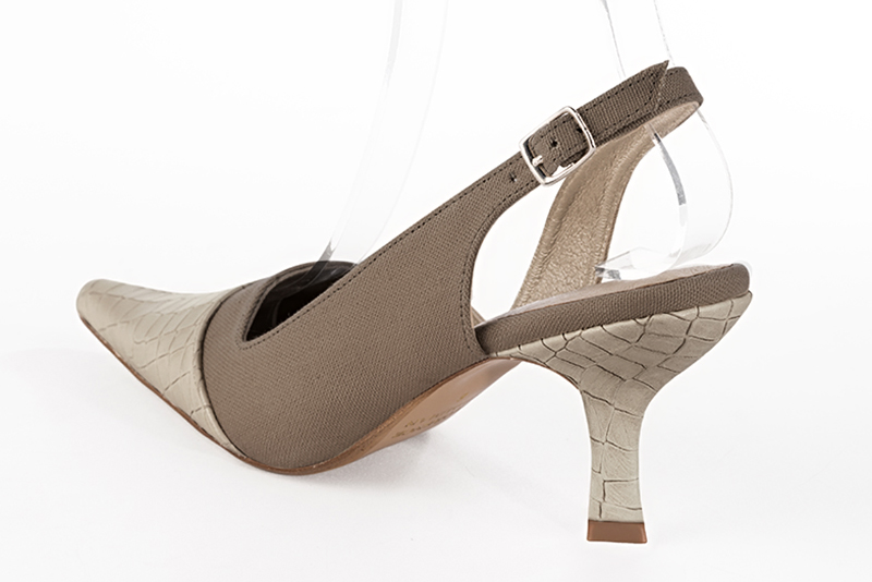 Chaussure femme à brides : couleur blanc ivoire et marron taupe. Bout pointu. Talon haut bobine. Vue arrière - Florence KOOIJMAN