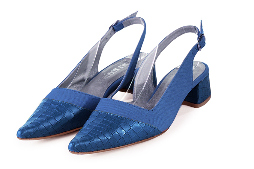 Escarpins habillés, élégants et raffinés, avec une bride à l'arrière, coloris bleu turquoise. Bout pointu. Petit talon trotteur. Cérémonie, soirée, cocktail, évènementiel. Personnalisation : Choix des cuirs, 
                des couleurs et des talons. Petites et grandes pointures. - Florence KOOIJMAN